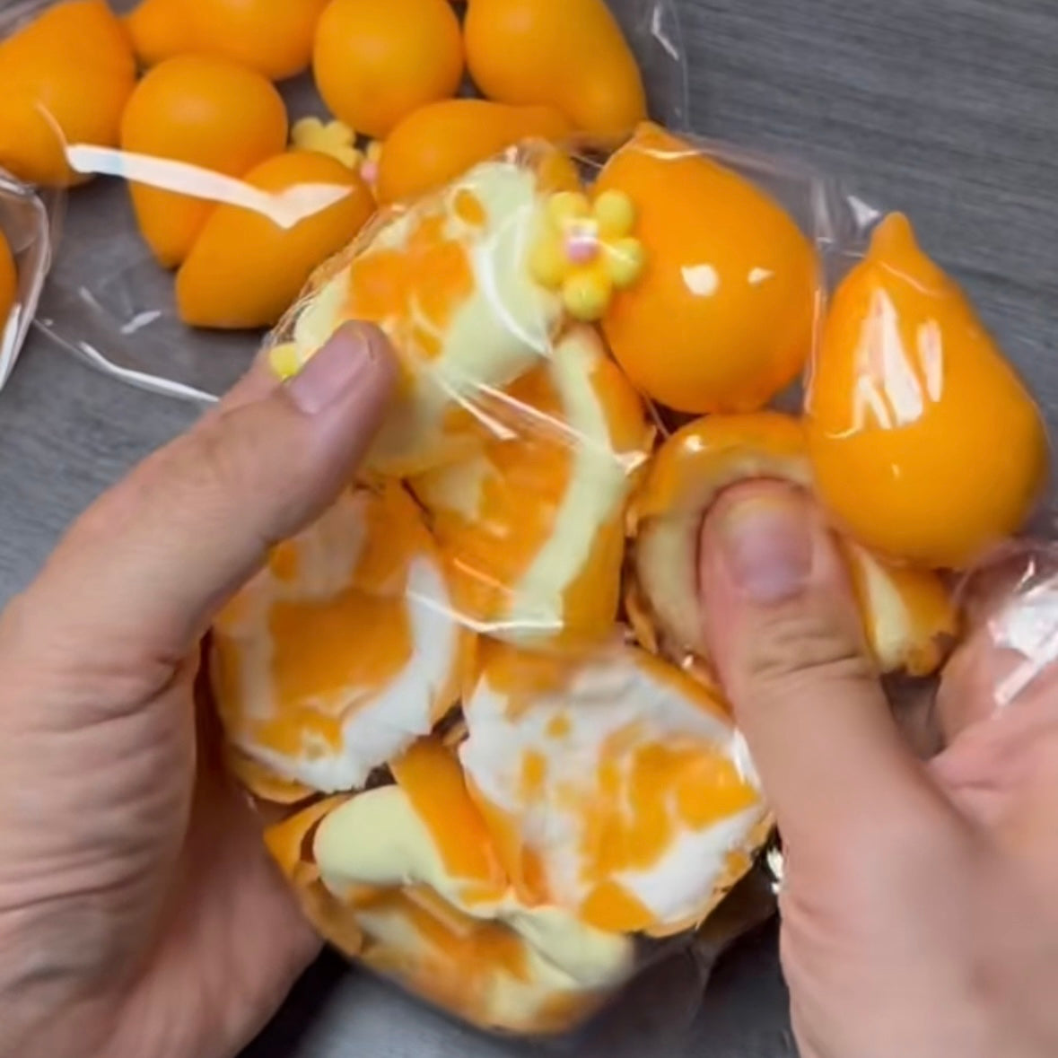 A Pack Mango Cracking Ball Stress Ball Squishy Stress Relief Decompression Toy (Cracking Ball Cannot Be Restored)
