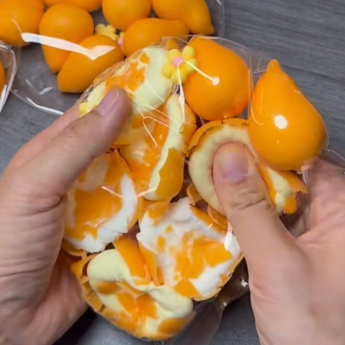 A Pack Mango Cracking Ball Stress Ball Squishy Stress Relief Decompression Toy (Cracking Ball Cannot Be Restored)